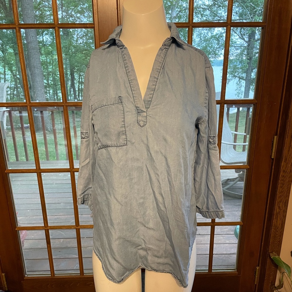 Chambray 3/4 sleeve vneck shirt